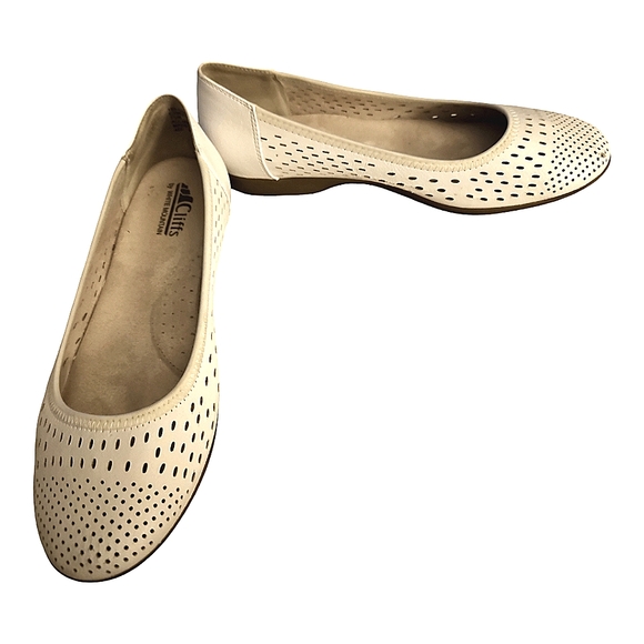 Cliffs by White Mountain Ballet Flats; Perforated Design, Rubber Bottom; 7 1/2 M - Picture 2 of 5